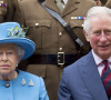 La reine Elisabeth II d'Angleterre et le prince Charles en visite au régiment de cavalerie montée à Hyde Barracks à Londres. Le 24 octobre 2017 