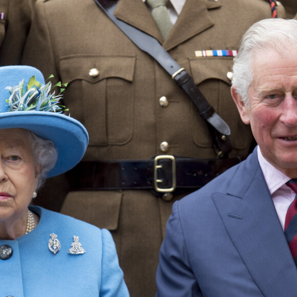 La reine Elisabeth II d'Angleterre et le prince Charles en visite au régiment de cavalerie montée à Hyde Barracks à Londres. Le 24 octobre 2017 