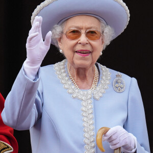 La reine Elisabeth II d'Angleterre - Les membres de la famille royale regardent le défilé Trooping the Colour depuis un balcon du palais de Buckingham à Londres lors des célébrations du jubilé de platine de la reine le 2 juin 2022. 