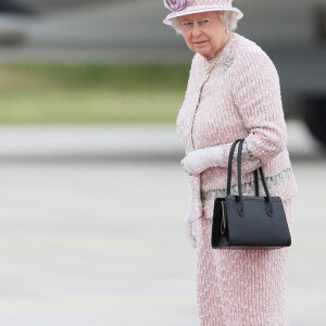 La reine Elisabeth II d'Angleterre - La reine Elisabeth II d'Angleterre quitte la France à l'issue de sa visite au marché aux fleurs, Villacoublay le 7 juin 2014. 