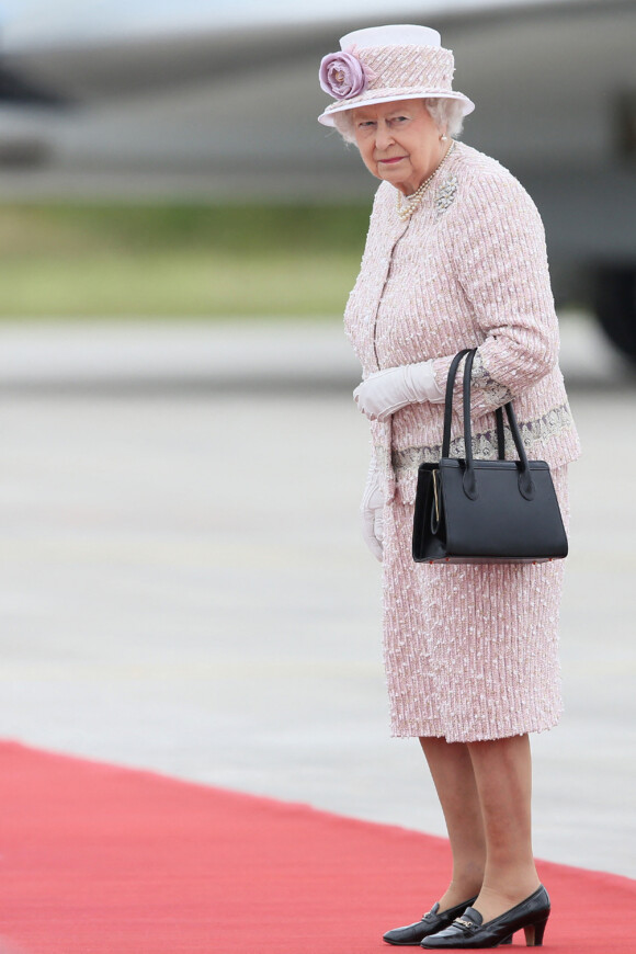La reine Elisabeth II d'Angleterre - La reine Elisabeth II d'Angleterre quitte la France à l'issue de sa visite au marché aux fleurs, Villacoublay le 7 juin 2014. 