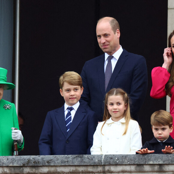La reine Elisabeth II, le prince William, duc de Cambridge, Kate Catherine Middleton, duchesse de Cambridge, et leurs enfants le prince George, la princesse Charlotte et le prince Louis - La famille royale d'Angleterre au balcon du palais de Buckingham, à l'occasion du jubilé de la reine d'Angleterre. Le 5 juin 2022 