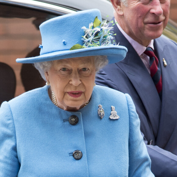 La reine Elisabeth II d'Angleterre et le prince Charles en visite au régiment de cavalerie montée à Hyde Barracks à Londres. Le 24 octobre 2017 