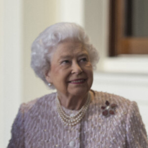 La reine Elisabeth II d'Angleterre et Le prince William, duc de Cambridge reçoivent des personnalités lors d'un dîner à Buckingham à Londres le 28 novembre 2017. 