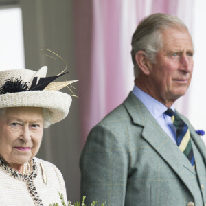 La reine Elisabeth et le prince Charles - La famille royale d'Angleterre assiste aux jeux de Braemar en Ecosse le 6 septembre 2014. 