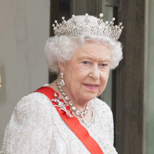 La reine Elisabeth II d'Angleterre - Dîner d'état en l'honneur de la reine d'Angleterre donné par le président français au palais de l'Elysée à Paris, pendant la visite d'état de la reine après les commémorations du 70ème anniversaire du débarquement. 