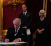 La reine consort Camilla Parker Bowles, le roi Charles III d'Angleterre, et le prince William - Personnalités lors de la cérémonie du Conseil d'Accession au palais Saint-James à Londres, pour la proclamation du roi Charles III d'Angleterre. Le 10 septembre 2022