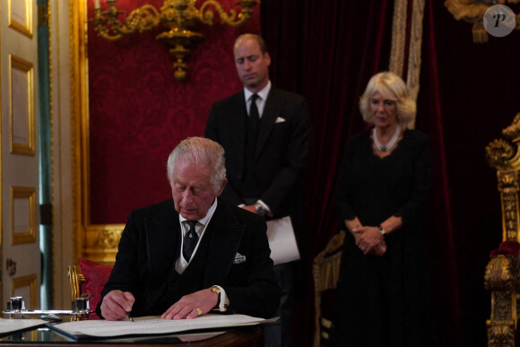 La reine consort Camilla Parker Bowles, le roi Charles III d'Angleterre, et le prince William - Personnalités lors de la cérémonie du Conseil d'Accession au palais Saint-James à Londres, pour la proclamation du roi Charles III d'Angleterre. Le 10 septembre 2022