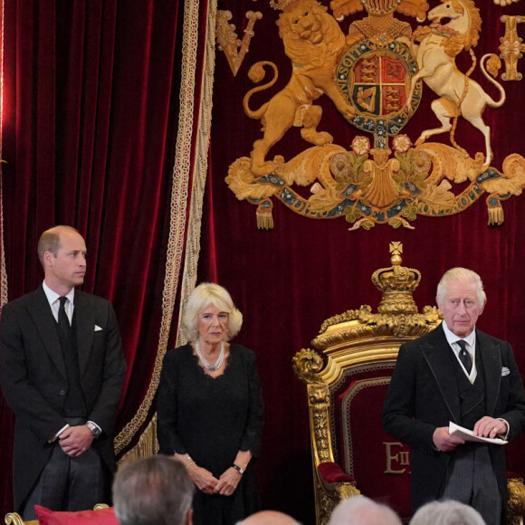 La reine consort Camilla Parker Bowles, le roi Charles III d'Angleterre, et le prince William - Personnalités lors de la cérémonie du Conseil d'Accession au palais Saint-James à Londres, pour la proclamation du roi Charles III d'Angleterre. Le 10 septembre 2022