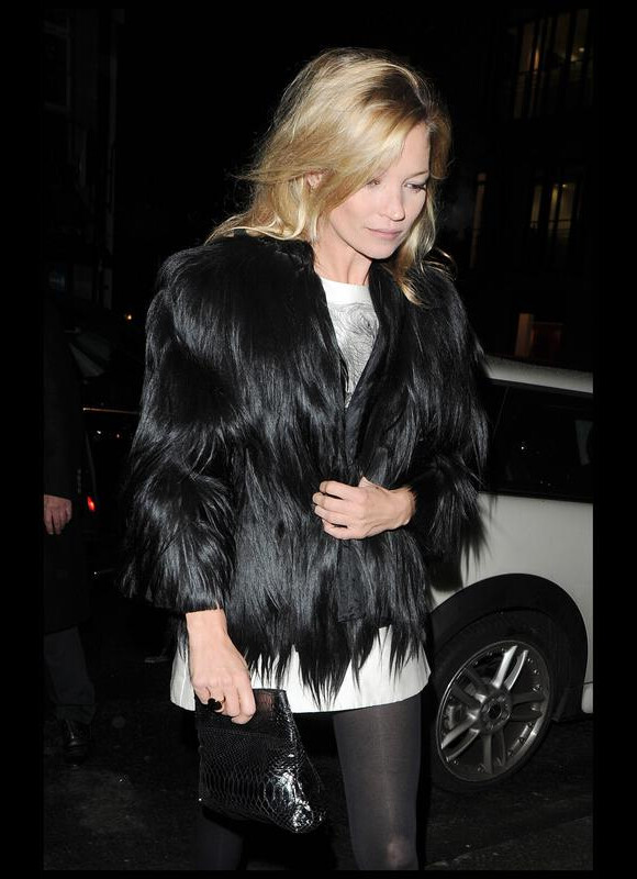 Kate Moss à la sortie d'un pub à Londres