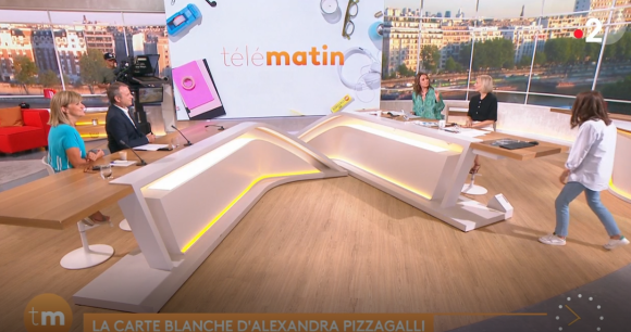 La nouvelle humoriste de "Télématin", Alexandra Pizzagalli, se fait interrompre en direct pendant son sketch par France 2