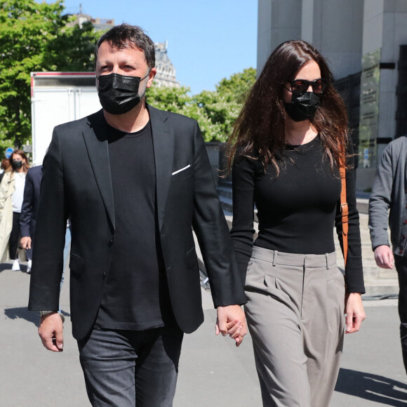 Arthur (Jacques Essebag) et sa compagne Mareva Galanter - Arrivées des people à la manifestation de soutien à la famille de Sarah Halimi sur la place du Trocadéro à Paris le 25 avril 2021. © Cyril Moreau/Bestimage