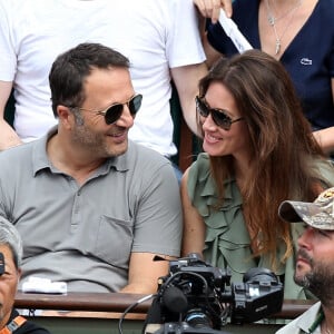 Arthur (Jacques Essebag) et sa compagne Mareva Galanter dans les tribunes lors de la finale homme des Internationaux de Tennis de Roland-Garros à Paris, le 11 juin 2017. © Jacovides-Moreau/Bestimage 