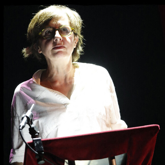 Valérie Bonneton sur scène lors de l'évènement "Une soirée en Absurdie", lecture de textes de S.de Groodt et mise en scène E.Théobald au profit de l'association AMC France-Ukraine (Aide Médicale & Caritative France-Ukraine) au théâtre de l'Oeuvre à Paris, France, le 10 mai 2022. © Alain Guizard/Bestimage 