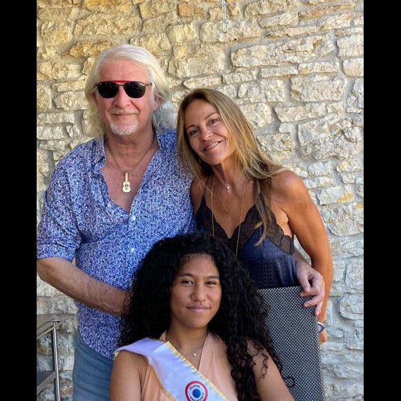 Patrick Sébastien prend la pose avec sa femme Nana et leur fille adoptive Lily.