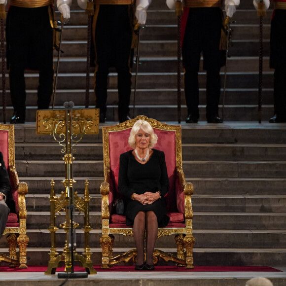 Le roi Charles III d'Angleterre et la reine consort Camilla Parker Bowles - Les deux Chambres du Parlement se réunissent pour une cérémonie de condoléances à Westminster Hall à Londres, suite au décès de la reine Elisabeth II d'Angleterre. Le 12 septembre 2022 