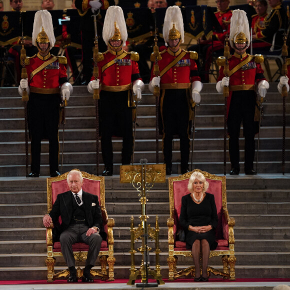 Le roi Charles III d'Angleterre et la reine consort Camilla Parker Bowles - Les deux Chambres du Parlement se réunissent pour une cérémonie de condoléances à Westminster Hall à Londres, suite au décès de la reine Elisabeth II d'Angleterre. Le 12 septembre 2022 