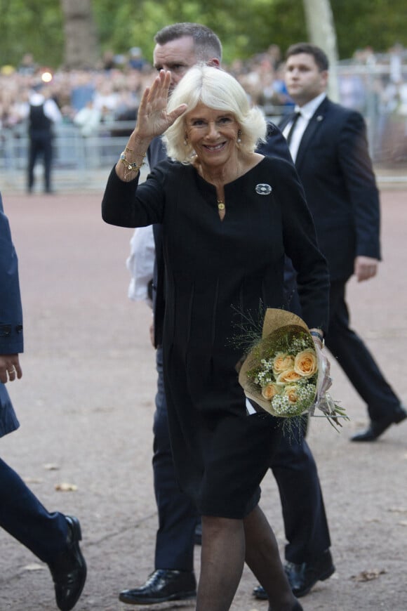 La reine consort Camilla Parker Bowles salue la foule devant la Clarence House à Londres. Le 10 septembre 2022 