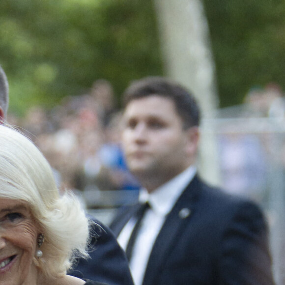La reine consort Camilla Parker Bowles salue la foule devant la Clarence House à Londres. Le 10 septembre 2022 