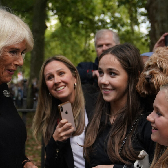 La reine consort Camilla Parker Bowles salue la foule devant la Clarence House à Londres. Le 10 septembre 2022 