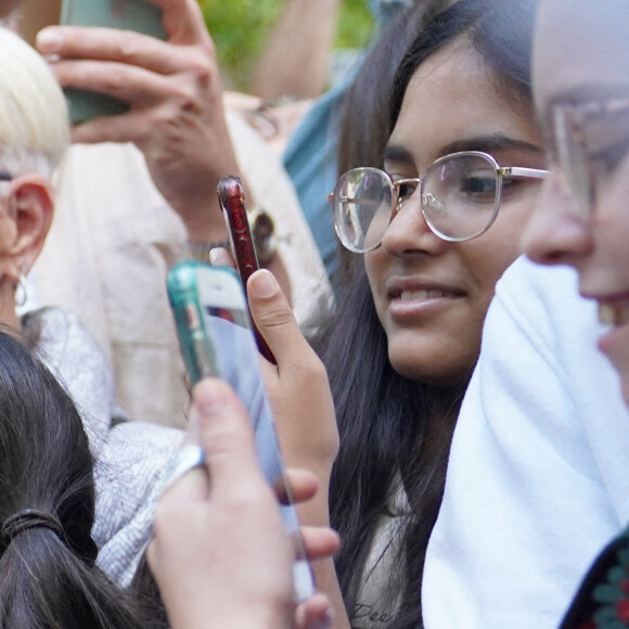 La reine consort Camilla Parker Bowles salue la foule devant la Clarence House à Londres. Le 10 septembre 2022 