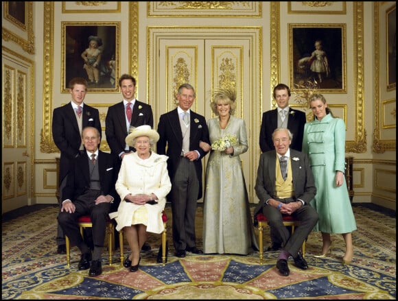 Photo officiel du mariage du Prince Charles et de Camilla Parker Bowles entouré de leurs familles, le Prince Harry et le Prince William, le prince Philip et Elizabeth II, Laura et Tom Parker-Bowles en 2005