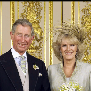 Photo Officielle du Prince Charles et de Camilla Parker-Bowles en 2005 pour leur mariage.
