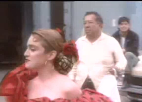 Benicio Del Toro dans le clip de La Isla Bonita de Madonna (il se trouve assis sur la voiture)