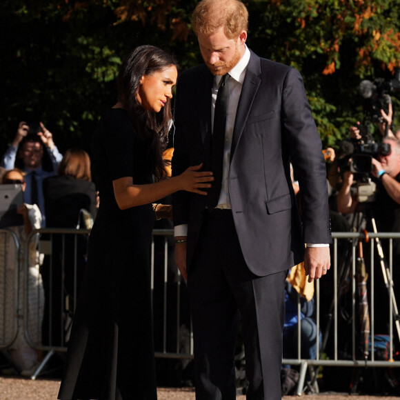 Le prince Harry, duc de Sussex et Meghan Markle, duchesse de Sussex à la rencontre de la foule devant le château de Windsor, suite au décès de la reine Elisabeth II d'Angleterre. Le 10 septembre 2022 