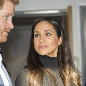 Le prince Harry et sa fiancée Meghan Markle visitent l'académie de Nottingham à l'occasion de la journée mondiale de la lutte contre le Sida à Nottingham lors de leur première visite officielle depuis leurs Fiançailles à Nottingham le 1er decembre 2017. 