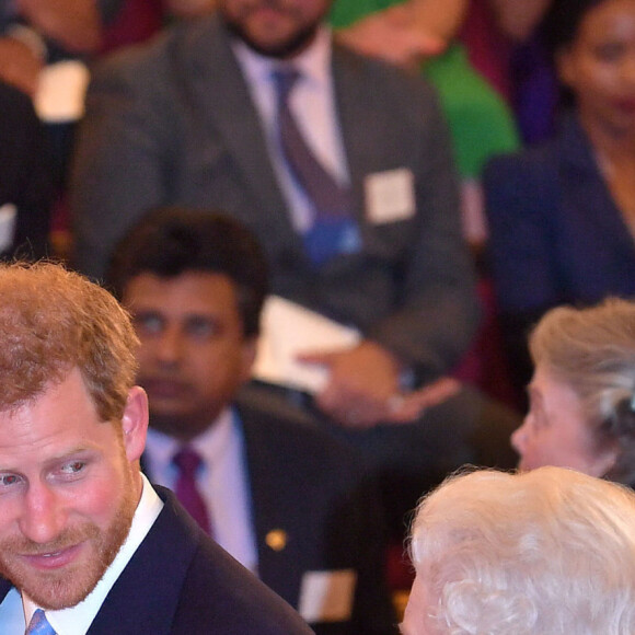 Meghan Markle, duchesse de Sussex, le prince Harry, duc de Sussex, la reine Elisabeth II d'Angleterre - Personnalités à la cérémonie "Queen's Young Leaders Awards" au palais de Buckingham à Londres le 26 juin 2018. 