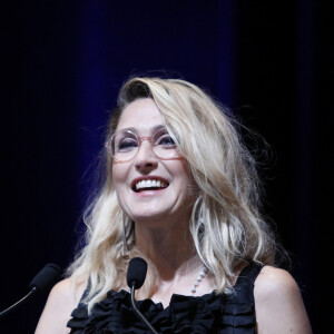 Julie Gayet annonce la remise du prix "'Deauville Talent Award" à T.Newton lors du 48ème Festival du Cinéma Américain de Deauville le 6 septembre 2022. © Denis Guignebourg / Bestimage 