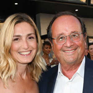 Julie Gayet et son mari François Hollande lors du 15ème festival du film francophone de Angoulême (jour 4) au cinéma CGR à Angoulême, France, le 26 août 2022. © Coadic Guirec/Bestimage 