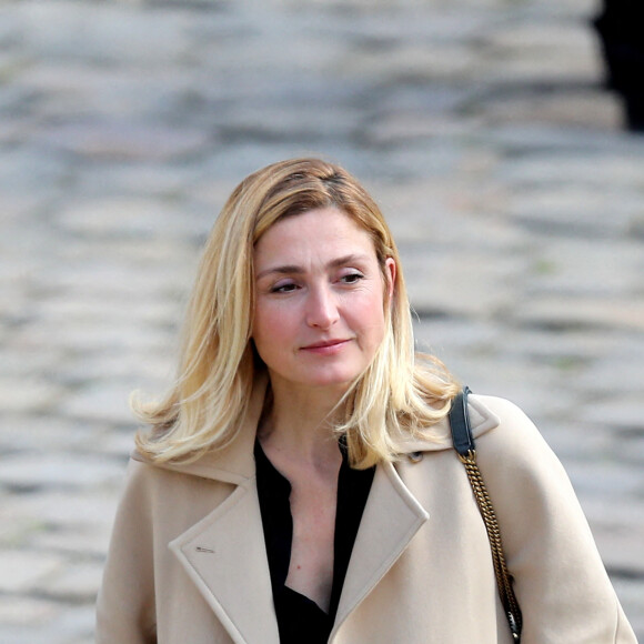 Julie Gayet - Cérémonie d'hommage national à l'Hôtel national des Invalides en hommage à Michel Bouquet décédé le 13 avril 2022. Paris le 27 avril 2022. Michel Bouquet a été inhumé dans la plus stricte intimité le 15/04/2022 à Étais-la Sauvin dans l'Yonne. © Dominique Jacovides / Bestimage 