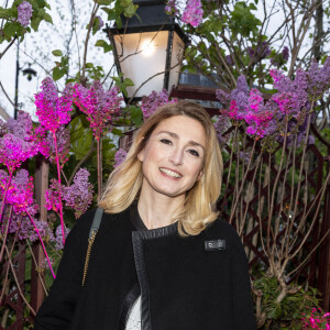 Julie Gayet - Remise du prix littéraire "La Closerie des Lilas" à la Closerie des Lilas à Paris le 12 avril 2022. Le Prix de la Closerie des Lilas couronne une romancière de langue française dont l'ouvrage paraît à la rentrée de janvier. Le Prix de la Closerie des Lilas a pour originalité d'être composé d'un jury permanent et d'un jury invité, renouvelé chaque année. Le jury 2018 a attribué le Prix de la Closerie des Lilas 2018 à E. Piacentini pour "Les Silences d'Ogliano" aux éditions Actes Sud. © Pierre Perusseau/Bestimage