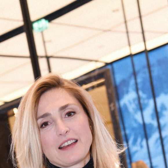 Exclusif - Julie Gayet au lancement des nouveaux parfums Moncler dans sa boutique sur l'avenue des Champs-Élysées à Paris, France, le 22 avril 2022. © Rachid Bellak/Bestimage