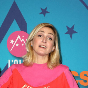 Julie Gayet - Photocall de la soirée lors de la 25ème édition du Festival international du film de comédie de l'Alpe d'Huez le 18 janvier 2022. © Dominique Jacovides / Bestimage 