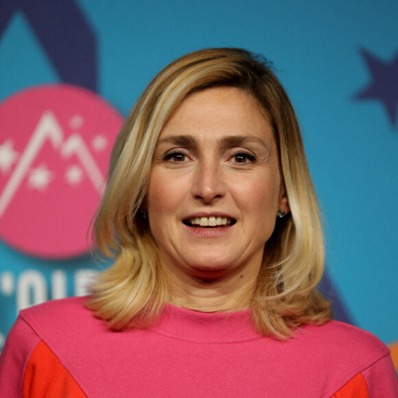 Julie Gayet - Photocall de la soirée lors de la 25ème édition du Festival international du film de comédie de l'Alpe d'Huez le 18 janvier 2022. © Dominique Jacovides / Bestimage 