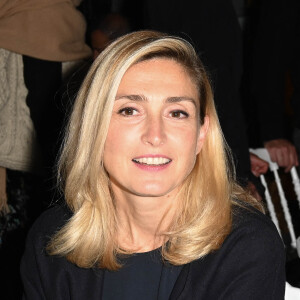 Exclusif - Julie Gayet - Dîner de Gala de l'association Elisecare sponsorisé par P. Bénacin (Interparfums) et orchestré par Y.Alleno au Pavillon Ledoyen à Paris le 13 octobre 2021. Depuis la crise de la COVID, l'association résiste et maintient ses actions auprès des blessés victimes de la guerre et du terrorisme avec difficulté. Cette année est donc d'autant plus importante en raison de la crise mondiale. Elisecare prend en charge les blessés victimes de la guerre et du terrorisme. Elle offre aux rescapés, à travers ses dispensaires mobiles, une prise en charge médicale et psychologique complètes. En Irak, notre mission s'articule principalement autour des femmes victimes de trafic sexuel, et des enfants victimes de torture. Nous avons formé des équipes spécialisées dans la prise en charge du psycho traumatisme, à la médecine reconstructrice, aux premiers secours, aux techniques de méditation et à la prise en charge de la douleur. Nous oeuvrons sur le long terme de l'urgence auprès de minorités religieuses persécutées sur leurs terres ancestrales anciennes (cas des Yezidis et des Chrétiens d'Orient), torturées et persécutées par des fanatiques islamiques, poussés à l'exil ou tassées dans des camps de réfugiés et souffrant de graves séquelles physiques et psychologiques. Nous avons également d'autres missions similaires en Syrie, en Ethiopie, au Liban, en Arménie. Une vente aux enchères a eu lieu et parmi les lots à remporter, un lot supplémentaire a été rajouter au dernier moment par V. Guillhaume : un petit déjeuner au Café de Flore avec J. Gayet ! La chanteuse S.Sue est venue interpréter trois chansons en acoustique. © Coadic Guirec/Bestimage 