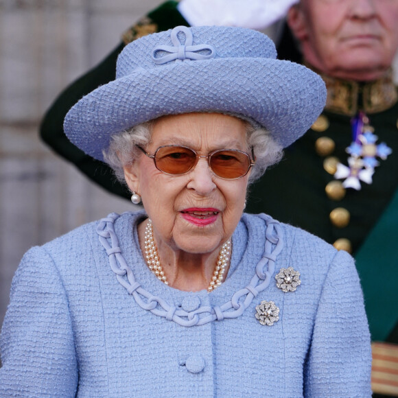 La reine Elisabeth II d'Angleterre assiste à la parade de la Royal Company of Archers dans les jardins du palais de Holyroodhouse à Édimbourg, Royaume Uni, le 30 juin 2022. 