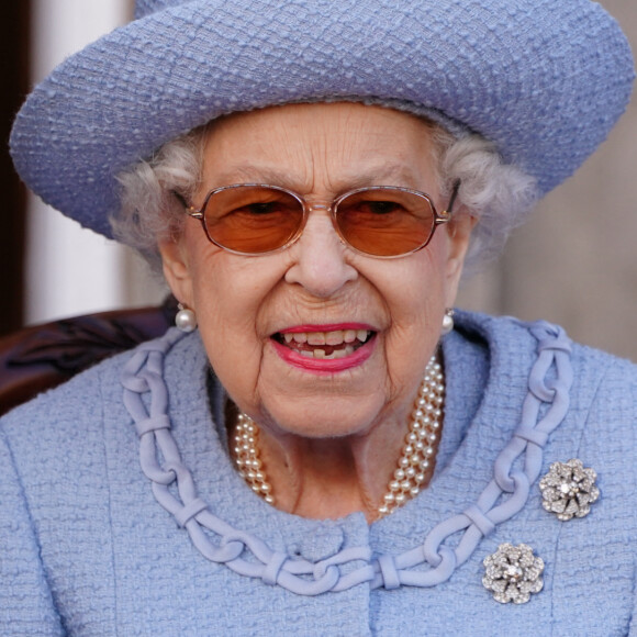 La reine Elisabeth II d'Angleterre assiste à la parade de la Royal Company of Archers dans les jardins du palais de Holyroodhouse à Édimbourg, Royaume Uni, le 30 juin 2022. 