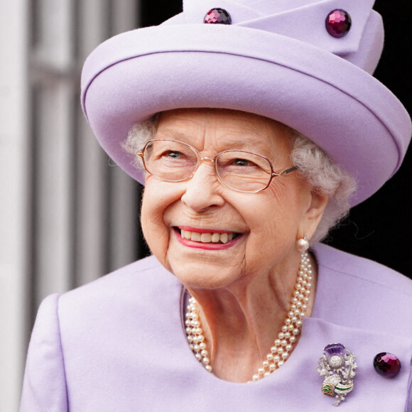 La reine Elizabeth II assiste à un défilé de loyauté des forces armées dans les jardins du palais de Holyroodhouse, à Édimbourg, à l'occasion de son jubilé de platine en Écosse. La cérémonie fait partie du voyage traditionnel de la reine en Écosse pour la semaine de Holyrood. Edimbourg, le 28 juin 2022. 
