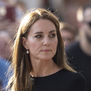 La princesse de Galles Kate Catherine Middleton à la rencontre de la foule devant le château de Windsor, suite au décès de la reine Elisabeth II d'Angleterre. Le 10 septembre 2022 