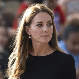 La princesse de Galles Kate Catherine Middleton à la rencontre de la foule devant le château de Windsor, suite au décès de la reine Elisabeth II d'Angleterre.