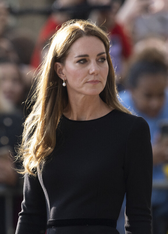 La princesse de Galles Kate Catherine Middleton à la rencontre de la foule devant le château de Windsor, suite au décès de la reine Elisabeth II d'Angleterre.