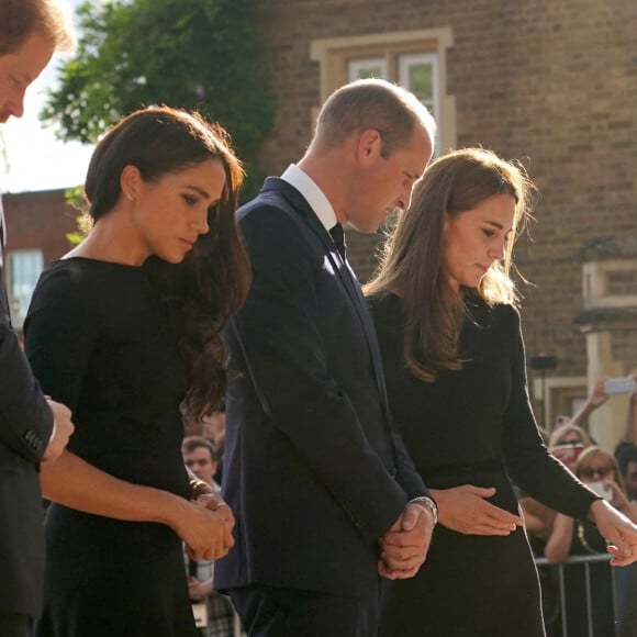 Le prince Harry, duc de Sussex et Meghan Markle, duchesse de Sussex et le prince de Galles William et la princesse de Galles Kate Catherine Middleton à la rencontre de la foule devant le château de Windsor, suite au décès de la reine Elisabeth II d'Angleterre. Le 10 septembre 2022 