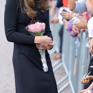 La princesse de Galles Kate Catherine Middleton à la rencontre de la foule devant le château de Windsor, suite au décès de la reine Elisabeth II d'Angleterre. Le 10 septembre 2022 