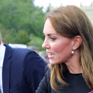 Le prince de Galles William et la princesse de Galles Kate Catherine Middleton à la rencontre de la foule devant le château de Windsor, suite au décès de la reine Elisabeth II d'Angleterre. Le 10 septembre 2022 