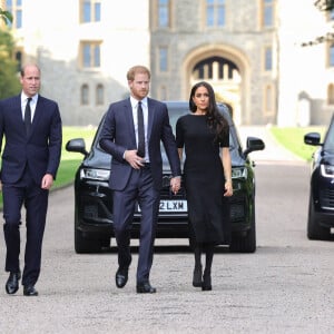 La princesse de Galles Kate Catherine Middleton, le prince de Galles William et le prince Harry, duc de Sussex et Meghan Markle, duchesse de Sussex à la rencontre de la foule devant le château de Windsor, suite au décès de la reine Elisabeth II d'Angleterre. Le 10 septembre 2022 