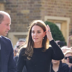 Le prince de Galles William et la princesse de Galles Kate Catherine Middleton à la rencontre de la foule devant le château de Windsor, suite au décès de la reine Elisabeth II d'Angleterre. Le 10 septembre 2022 